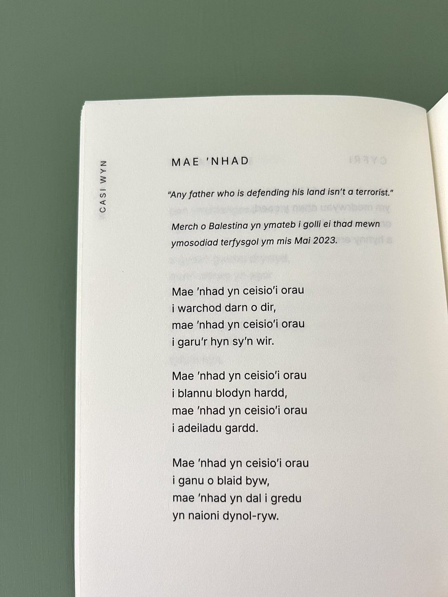 Ar Ddiwrnod Barddoniaeth y Byd, mae hi'n braf cymryd ennyd i feddwl am y ffaith bod barddoniaeth yn gant a mil o bethau gwahanol i bawb. 

Mae'n wefr, yn ddihangfa, yn hiraethus, yn hwyliog, yn gynhaliaeth, yn llawn gobaith. Dyma ambell gerdd i fynd â'ch gwynt heddiw 'ma 💚