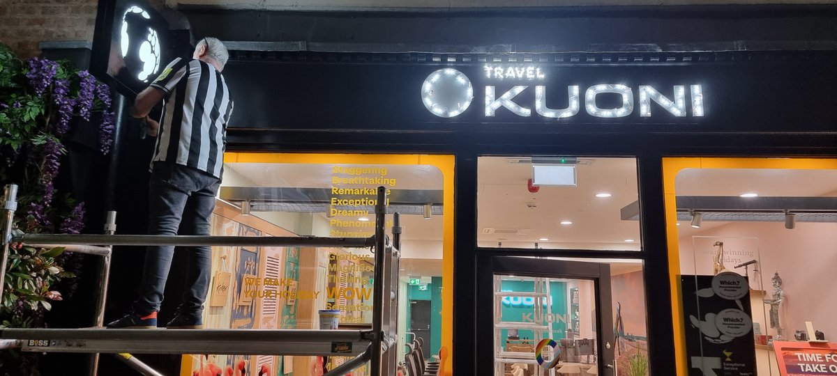 SignVenture's tweet image. When you're installing black and white signage for a client in Liverpool, this week of all weeks.
Well, it had to be done, didn't it.......!! 😉⚽️🖤🤍🏆
#NUFC
#CarabaoCupFinal