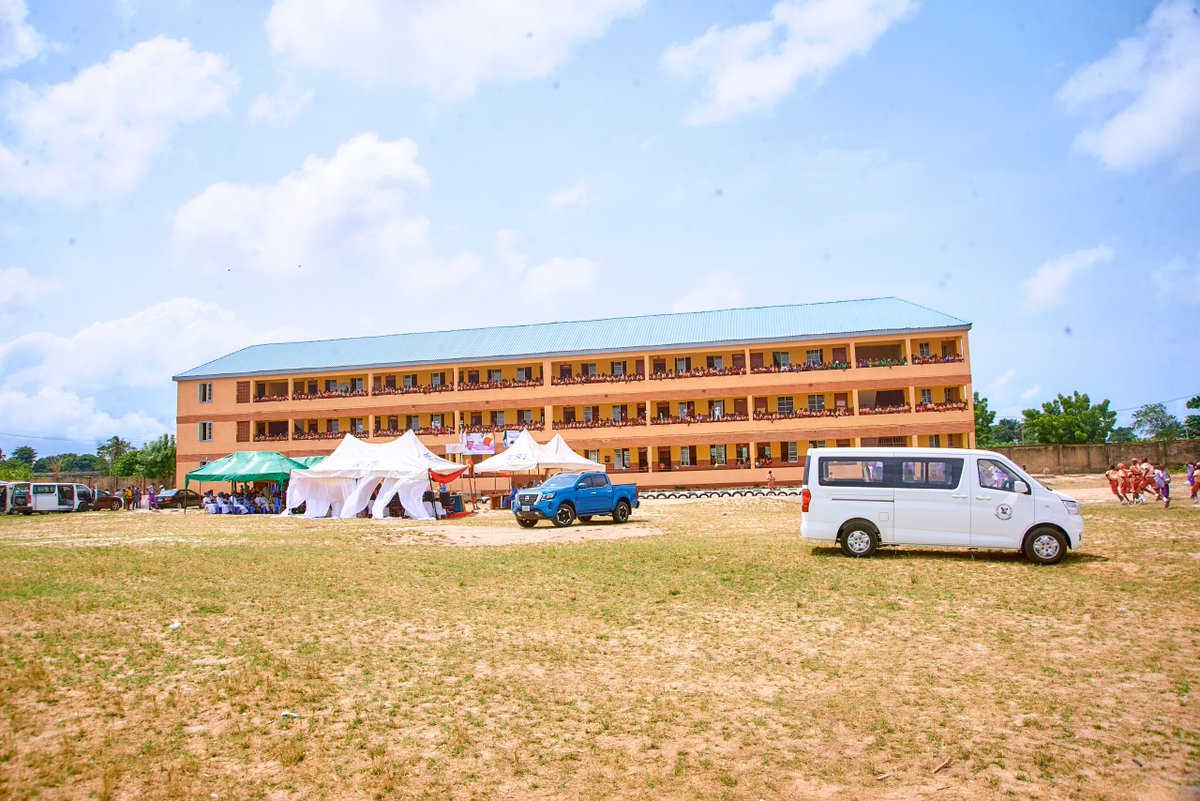 Earlier today, I had the honour of representing the Governor of Lagos State, Gov Babajide Sanwo-Olu at the official commissioning of an ultra-modern block of classrooms at State Junior High School, Ibereko, Badagry.

#LASG
#GreaterLagos
#GreaterLagosRising
#ForAGreaterLagosRising