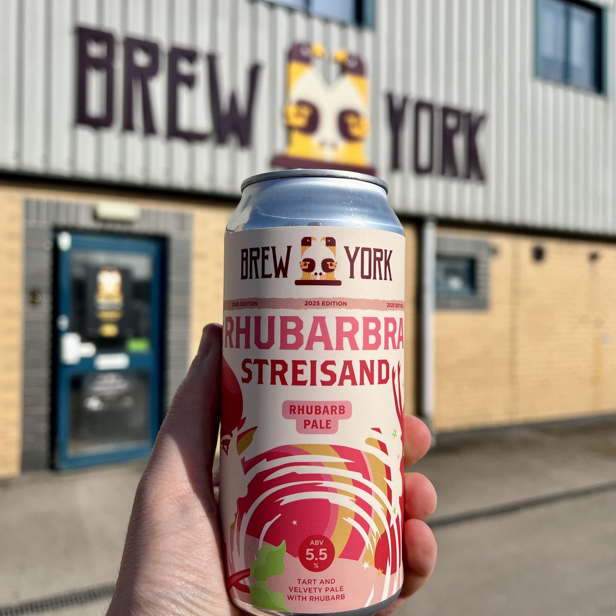 HandleyTap's tweet image. 🎤 NEW IN THE FRIDGE | RHUBARBRA STREISAND 🎤
She’s back! Rhubarbra Streisand is a deliciously tart, yet velvety, big bodied pale rammed with heaps of rhubarb. Basically, like the rhubarb sweets from your childhood in liquid form!