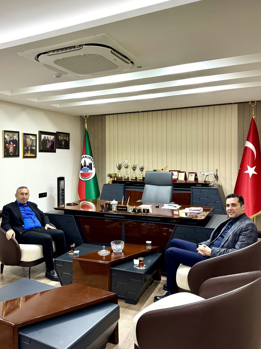 Göreve yeni gelen Gençlik Spor İl müdürü dostum Cenk Öztekin beni ziyarete geldi