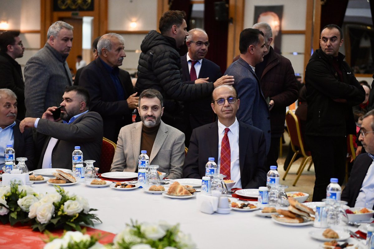 ramazanyaylaci's tweet photo. Ulaştırma ve Altyapı Bakanımız Sayın @a_uraloglu 'nun katılımıyla geleneksel vefa iftar programında teşkilat mensuplarımız ile bir araya geldik.

Rabbim tuttuğumuz oruçlarımızı kabul etsin. Birlik ve beraberliğimiz daim olsun. https://t.co/wIwmKbwFgF