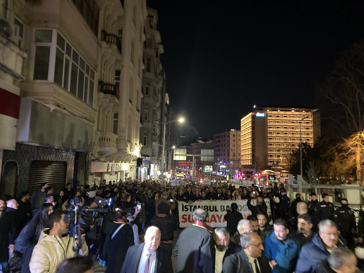 Gezi parkını geçtik, taksim meydana çıktık.
İstanbul Barosu biat etmez