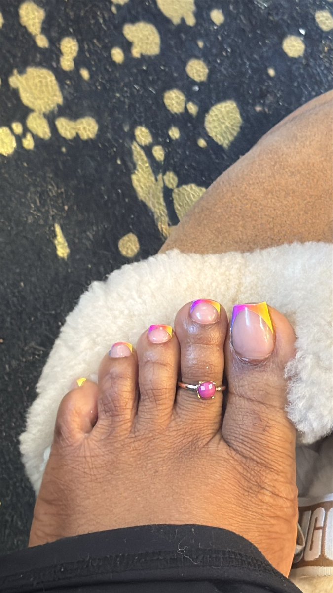 PHILLYFOOTQUEEN's tweet photo. new pedi🌈 https://t.co/34nKNGagoM