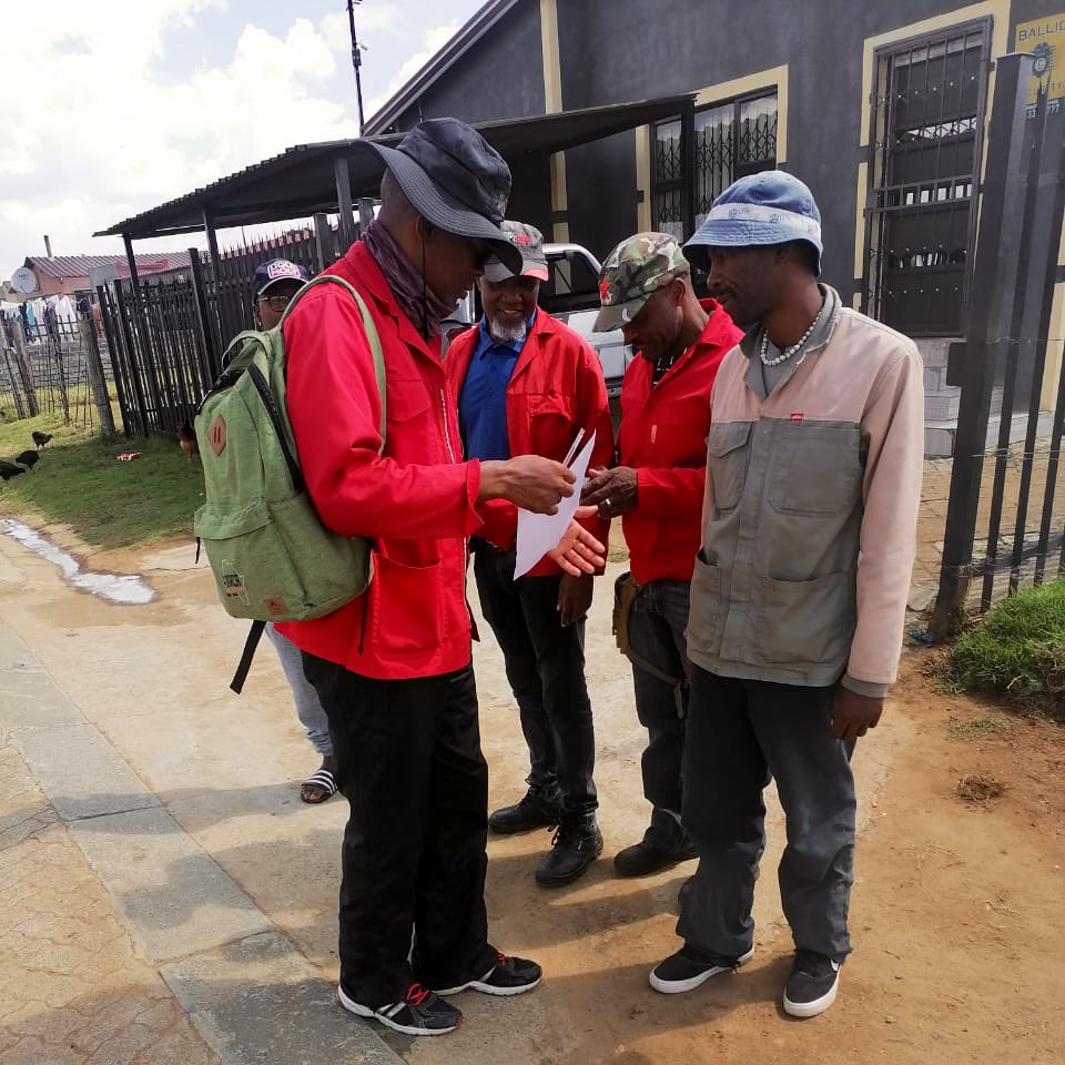 EFF_FreeState's tweet photo. ♦️IN PICTURES♦️

#EFFRedFriday membership recruitment in Phumelela.

#YearOfThePicketLines https://t.co/QCs6xVVZFD