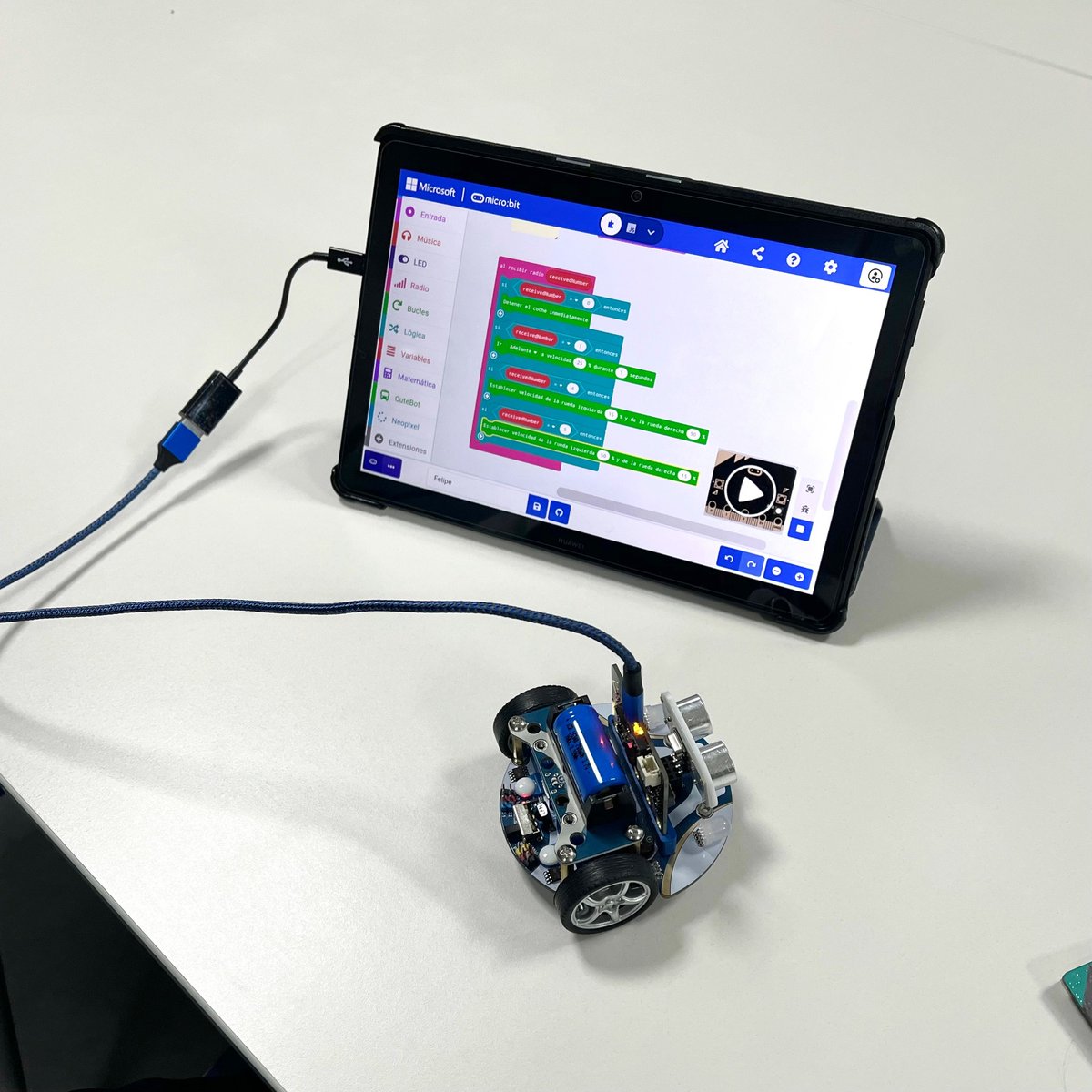 Proyecto smart-car controlado por radio con una segunda micro:bit. Programaremos genial, pero nos vendría bien practicar más la conducción 🤣

#STEAM #programación #robótica #microbit #makers #TICs #IngeniaKids #extraescolares #Cáceres