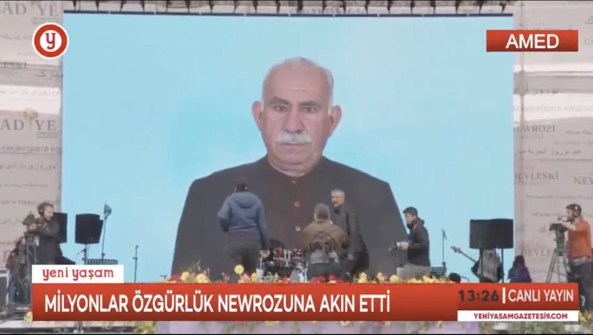 Biri, Apo piçini meclise çağırdığı yetmiyormuş gibi Türk'ün şanı Malazgirtte PKK kongresi çağrısı yapar,
Öteki, meydanlara Apo piçinin fotoğrafını asanlara ses çıkarmayıp polisime vatandaşlarını kovalatır!
Resmen devleti teröre esir ettiler. Bu rezilliklerin hesabını kim verecek?