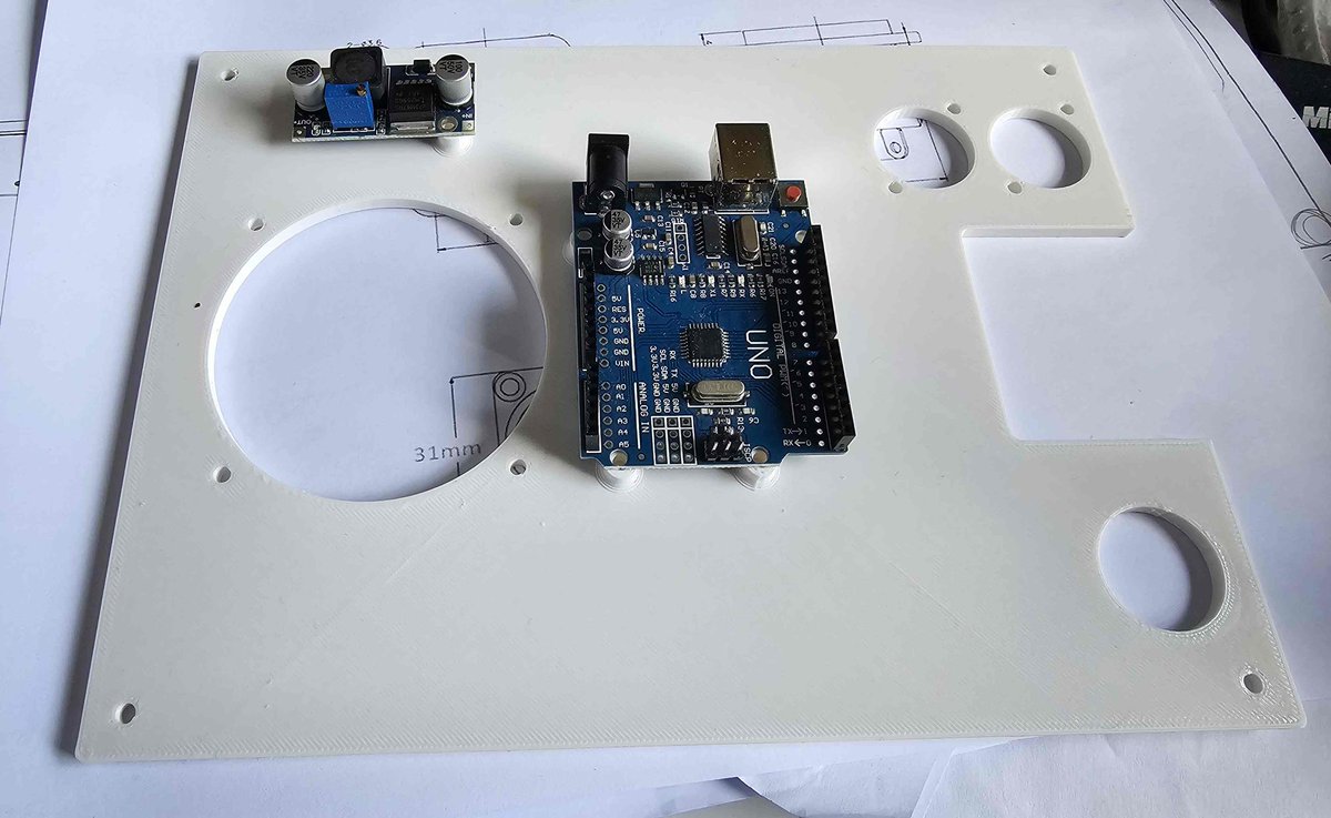 framboise314's tweet image. Passé l’après-midi à câbler le jeu ”Shadoks”. Câblage de l’ Arduino Uno, de l’ampli BF. Pour transmettre le signal au ruban de #LEDs ws2815 (12 volts) et aux anneaux ws2812 (5 volts) j’ai opté pour des prises micro #XLR qui existent en mâle et femelle pour châssis