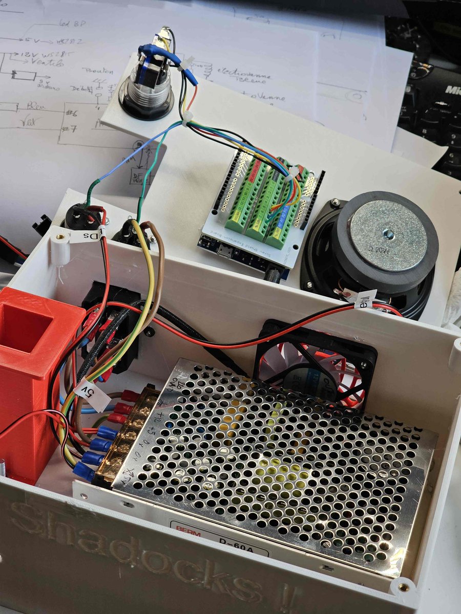 framboise314's tweet image. Passé l’après-midi à câbler le jeu ”Shadoks”. Câblage de l’ Arduino Uno, de l’ampli BF. Pour transmettre le signal au ruban de #LEDs ws2815 (12 volts) et aux anneaux ws2812 (5 volts) j’ai opté pour des prises micro #XLR qui existent en mâle et femelle pour châssis
