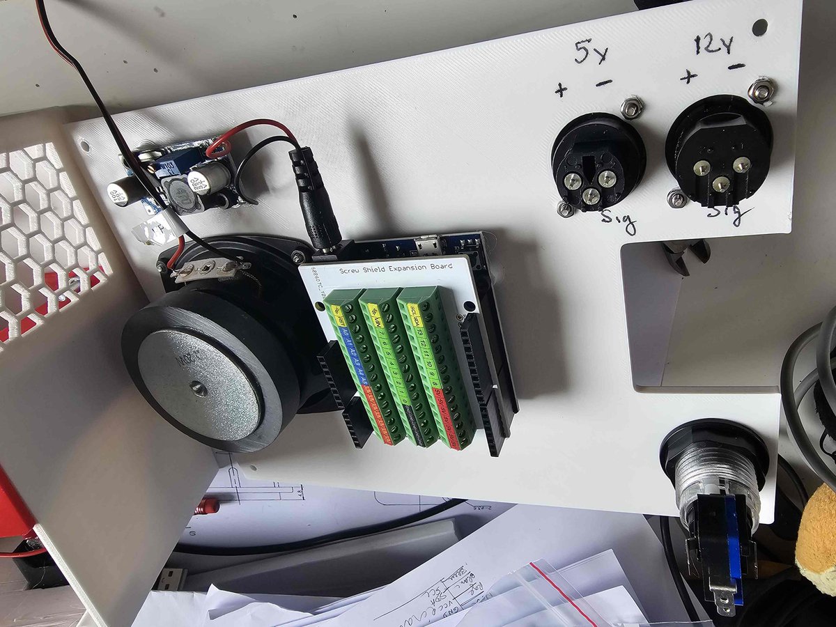 framboise314's tweet image. Passé l’après-midi à câbler le jeu ”Shadoks”. Câblage de l’ Arduino Uno, de l’ampli BF. Pour transmettre le signal au ruban de #LEDs ws2815 (12 volts) et aux anneaux ws2812 (5 volts) j’ai opté pour des prises micro #XLR qui existent en mâle et femelle pour châssis