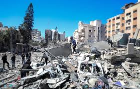 Malbrunot's tweet photo. Voici le texte du communiqué du Quai d'Orsay en réaction aux frappes israéliennes qui ont blessé deux ressortissants français à Gaza. Le Quai réussit la prouesse de ne pas citer une seule fois Israël dans le corps du texte! 

"La France exprime sa consternation après que deux ressortissants Français, employés des Nations Unies, ont été sérieusement blessés suite aux frappes qui ont touché deux bâtiments hébergeant des personnels des Nations Unies à Gaza, qui ont également causé la mort d’un employé de l’UNOPS. Nous adressons à nos compatriotes et à leurs familles notre soutien et notre solidarité ; nous sommes pleinement mobilisés pour leur porter assistance. Comme l’a rappelé le ministre de l’Europe et des Affaires étrangères, nous réitérons notre condamnation de cette attaque contre un bâtiment des Nations unies, qui est inacceptable, et appelons à ce que toute la lumière soit faite rapidement sur les responsabilités de cet incident. La protection du personnel humanitaire, qui a déjà payé un très lourd tribut à Gaza, doit être garantie en toutes circonstances, conformément au droit international humanitaire. La France salue l’immense courage des personnels humanitaires, qui viennent en aide aux populations civiles dans la bande de Gaza et partout dans le monde au péril de leur vie. Nous continuerons de nous tenir à leurs côtés et de soutenir leur travail".
Le ministère des Affaires étrangères avait déjà appelé à ce que "toute la lumière soit faite" après le bombardement de l'Institut français de Gaza par l'armée israélienne. On imagine que, depuis, le Quai d'Orsay a reçu des explications.