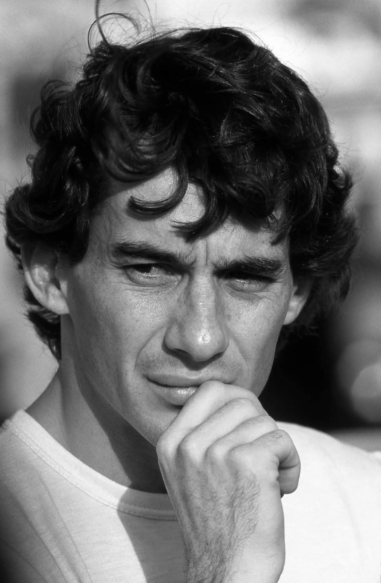 F1Paraguay_'s tweet photo. “Seas quien seas, no importa la posición social que tengas, rico o pobre, muestra siempre una gran determinación y siempre haz todo con mucho amor y fe profunda en Dios. Un día alcanzarás tu meta”. #AyrtonSenna

Hoy habría cumplido 65 años... #SiempreSenna 🇧🇷💚💛 https://t.co/g43Xia8xkA