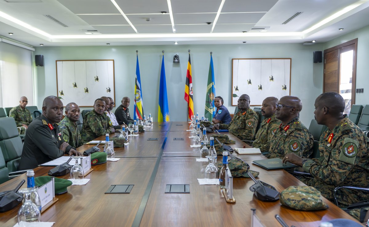 RwandaMoD's tweet image. The Uganda Peoples’ Defence Forces (UPDF) Chief of Defence Forces (CDF), Gen Muhoozi Kainerugaba, accompanied by the Rwanda Defence Force (RDF) Chief of Defence Staff, Gen MK Mubarakh, visited the Rwanda Defence Force Command and Staff College (RDFCSC) in Nyakinama, Musanze…