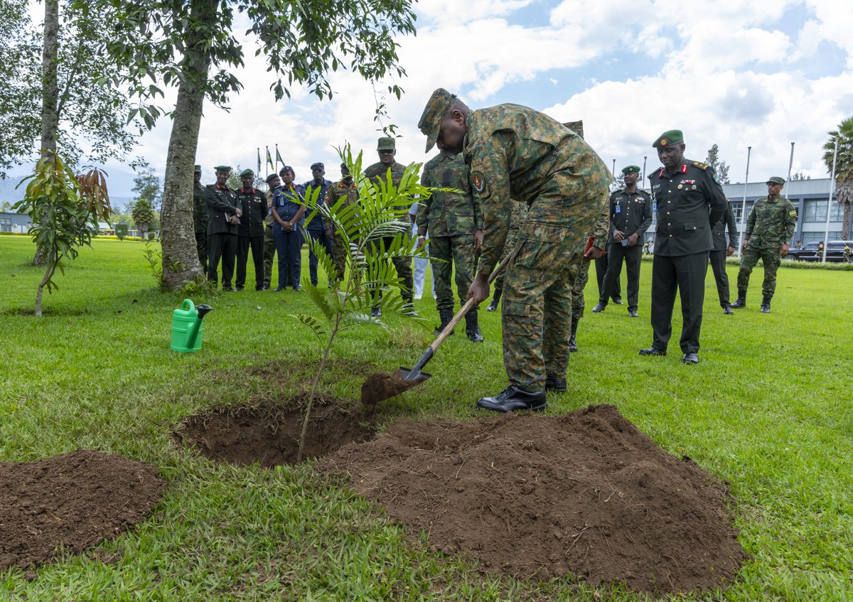 The Uganda Peoples’ Defence Forces (UPDF) Chief of Defence Forces (CDF), Gen Muhoozi Kainerugaba, accompanied by the Rwanda Defence Force (RDF) Chief of Defence Staff, Gen MK Mubarakh, visited the Rwanda Defence Force Command and Staff College (RDFCSC) in Nyakinama, Musanze