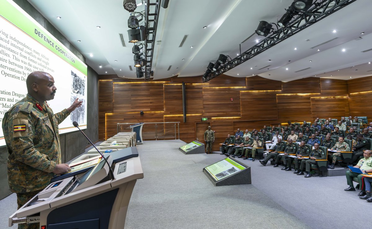 RwandaMoD's tweet image. The Uganda Peoples’ Defence Forces (UPDF) Chief of Defence Forces (CDF), Gen Muhoozi Kainerugaba, accompanied by the Rwanda Defence Force (RDF) Chief of Defence Staff, Gen MK Mubarakh, visited the Rwanda Defence Force Command and Staff College (RDFCSC) in Nyakinama, Musanze…