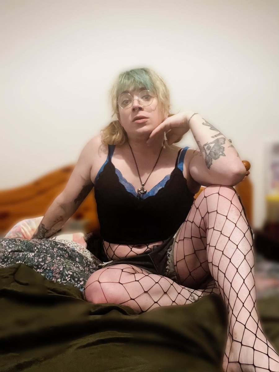 spacey_silver's tweet photo. Streaming some Bloodborne over on Twitch. Come cheer me on. I'm going to make Gascoigne my Daddy.
.
#fyp #goth #gothgirl #streamer #darksouls #bloodborne #twitch #girlgamer #trans #fishnets #glasses https://t.co/AIKkZuUyQs