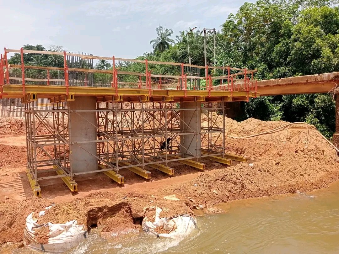 Mr_Amogu's tweet photo. The new Omenuko Bridge linking Umuahia,  Bende, Arochukwu, and Ohafia is seriously taking shape.

Upon completion,  the challenges of heavy-duty vehicles not being able to reach Abam via this route will become a thing of the past.

God bless Abia state https://t.co/uQZGJm38a9