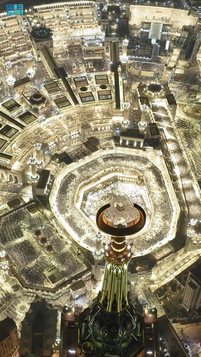 من كفِّ خدامها شامتْ مآذِنُهُا
 وَفِي رُبَاهَا سَنَا الإِحْسَانِ مَنْثُورُ

قد شادَها السَّعْدُ بالإتقانِ مُعتنقًا
فَنَّ الرجال ِ بِكنز ِ العز  ِ معمورُ 

حَتَّى غَدَتْ حِصْنَ إِيمَانٍ وَمَفْخَرَةً
تـعـلو  تراتيلُـها .. يزهو بها نورُ

#سلطان_بن_شداد
#السعودية
#مكة_المكرمة