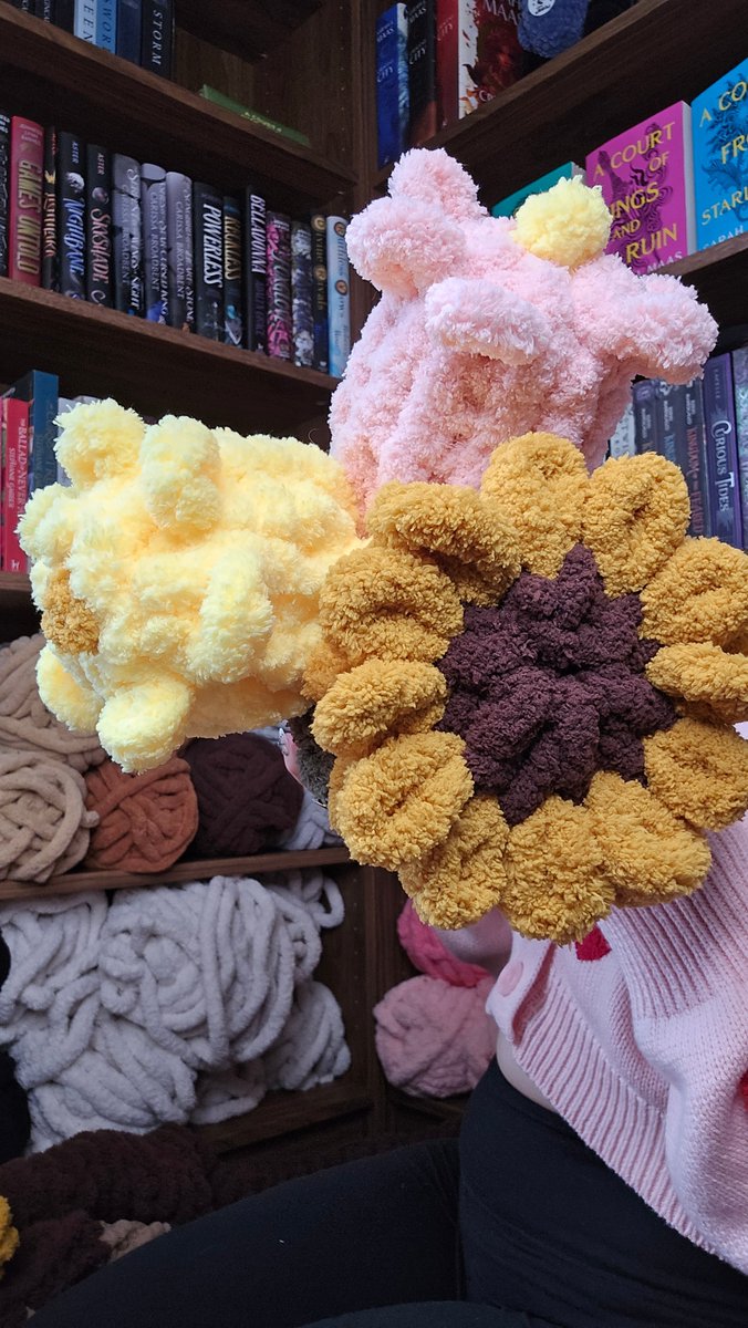 Hi Twitter!

I just made a new IG account for all things knitting and crafting related. I'll be posting my latest projects, ideas, AND eventually setting up orders!

If you follow me, that would be super cool 😊instagram.com/raquelsknits/