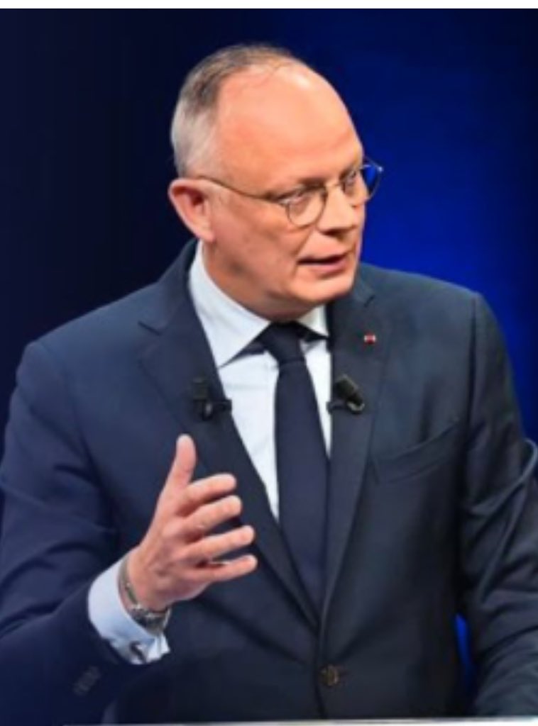 <a href="/Horizons_Isere/">Horizons Isère</a> tient à exprimer toute sa solidarité à <a href="/EPhilippe_LH/">Edouard Philippe</a>, suite à la lettre de menace qu’il a reçu ce jour. 

La démocratie se construit sur le respect mutuel et le dialogue. La violence et les intimidations n’ont pas leur place dans nos sociétés libres !