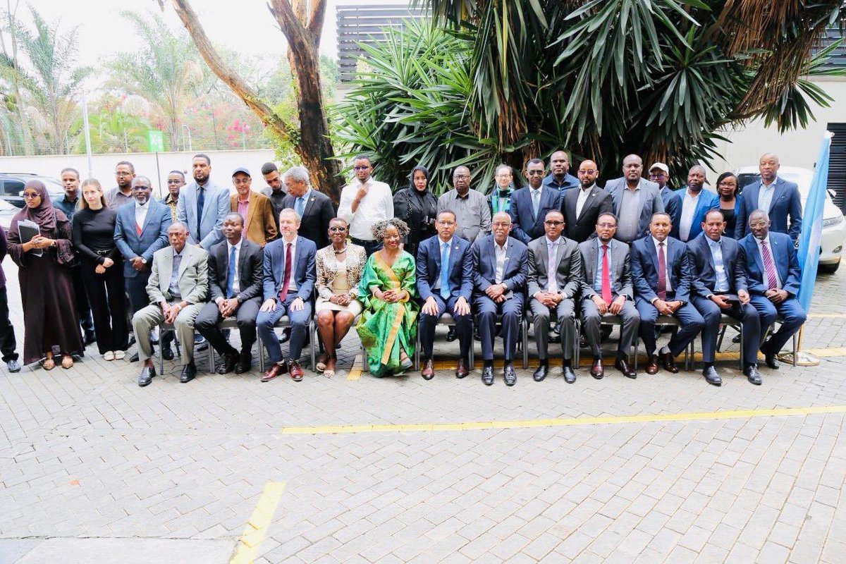 SomaliainKenya's tweet photo. Amb @Ijabril attended the closing ceremony of consultative meeting led by SoDMA and @ARCapacity, focusing on a strategic plan to combat drought in #Somalia. During the event, @ARCapacity handed over a #climate resilience insurance payout to support communities affected by drought https://t.co/m57QK6E8bV