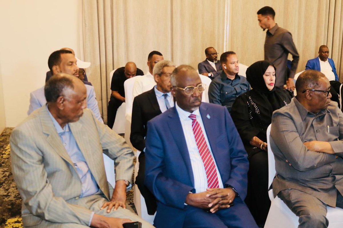 SomaliainKenya's tweet photo. Amb @Ijabril attended the closing ceremony of consultative meeting led by SoDMA and @ARCapacity, focusing on a strategic plan to combat drought in #Somalia. During the event, @ARCapacity handed over a #climate resilience insurance payout to support communities affected by drought https://t.co/m57QK6E8bV