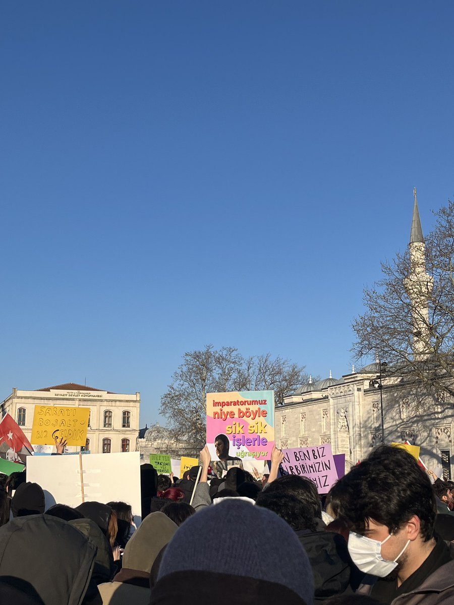 lexaixotwod's tweet photo. bugün gördüğüm en iyi pankarttı #sarachanedeyiz https://t.co/aIpv9Zptuj