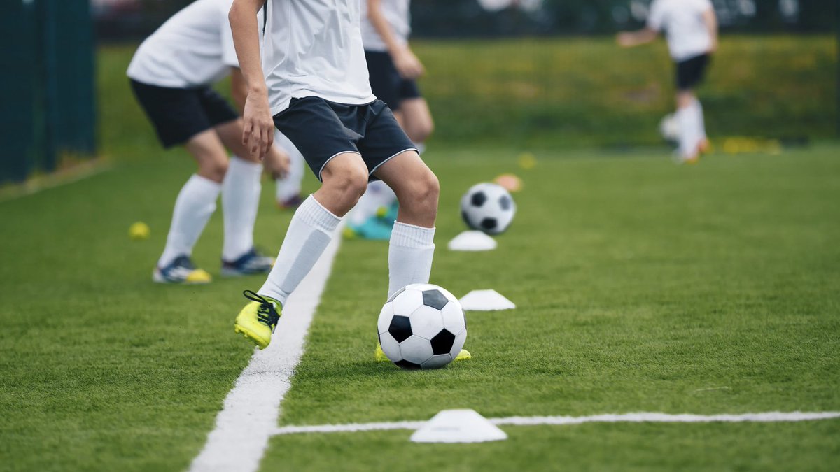 Most sessions are built around drills. Isolated. Controlled. Clean.

But the game isn’t clean. And if training doesn’t reflect the mess, the cues, the decisions — then players won’t transfer what they’ve learned.

THREAD FOR BETTER TRAINING  🧵👇