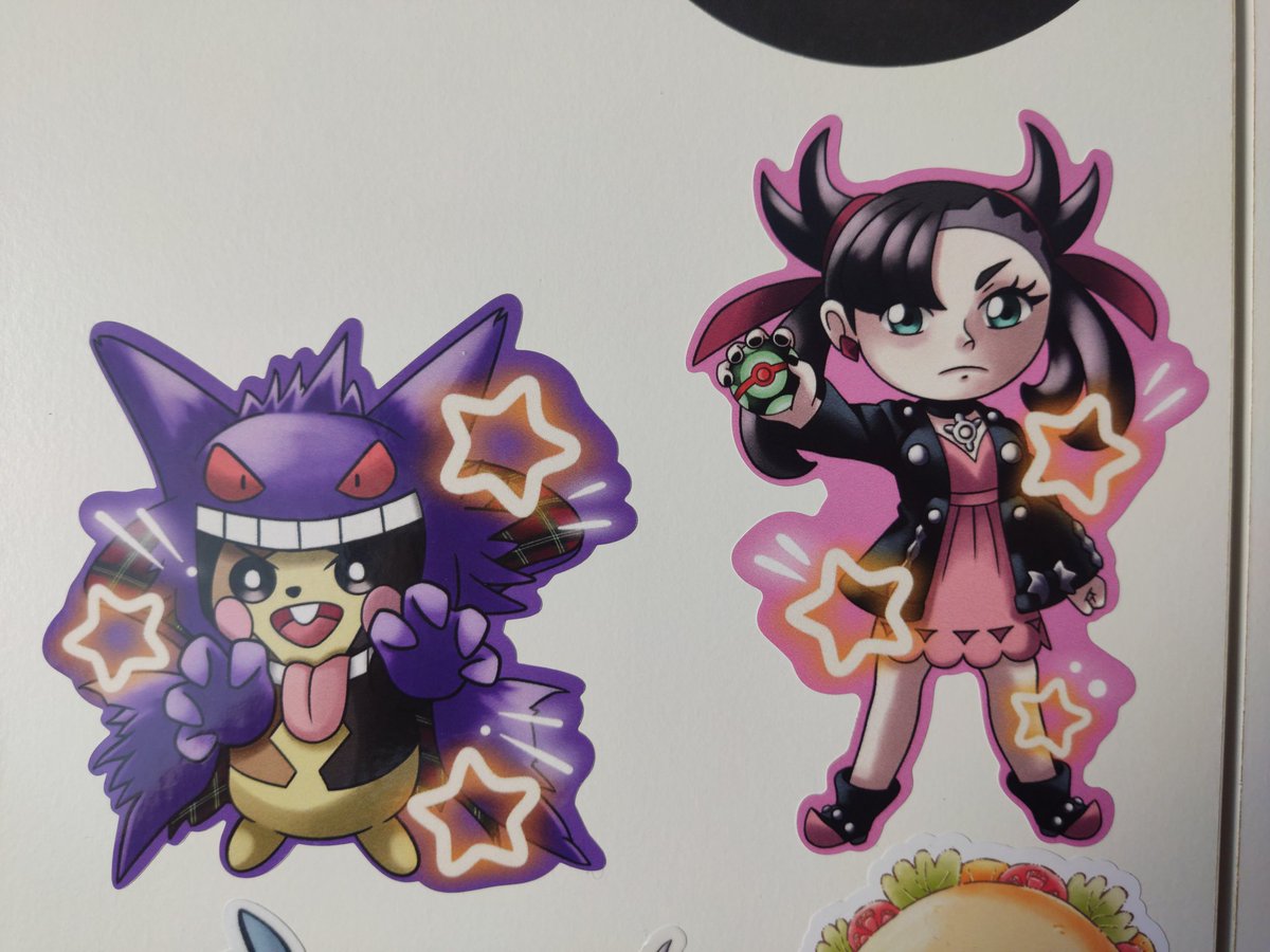 Die LBM Sticker zum Cosplay sind da! Sie wurden schon auf meiner Schranktür verewigt. Auf der #LBM2025 werden sie anderen Sticker verteilt. Also haltet nach einer Marnie Ausschau ^^