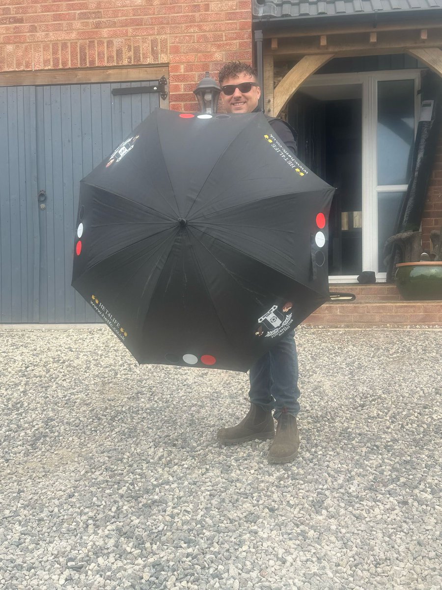 With this nasty rain ☔️ that’s come in it was only right for me to let you know that Hedge End Town FC is doing its best to keep its fans nice and dry. 

Umbrellas are flying out the door like a cold pint at the pub on a Friday afternoon. 

#het4life #hedgeendtownfc #umbrellas