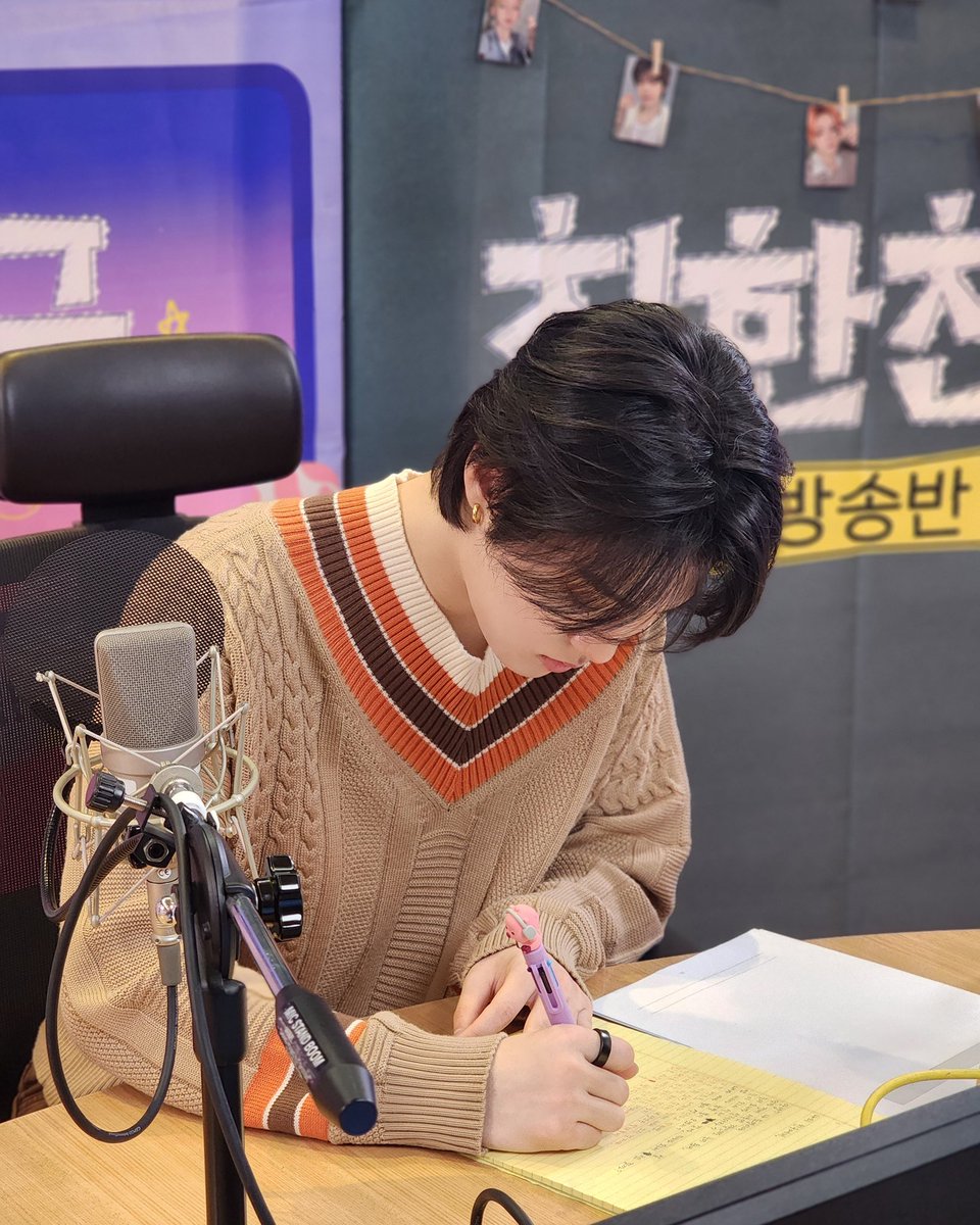MBC 친한친구 (@mbcbf_bf) on Twitter photo #친한친구방송반
#또디 #도영 #트레저 #TREASURE
<a href="/ygtreasuremaker/">TREASURE MAKER</a>
치트키 목소리로 무한 응원 무한 사랑 고백해 줘
노래 나가는 시간에도 춤춰줘
플래시 호응 유도해 줘
꼬물꼬물 배경 칠판 꾸며
1분 1초도 그냥 안 넘기고
또디로 가득 채워주는 기특하고 예쁜 디제이🫳 #친한친구방송반
#또디 #도영 #트레저 #TREASURE
<a href="/ygtreasuremaker/">TREASURE MAKER</a>
치트키 목소리로 무한 응원 무한 사랑 고백해 줘
노래 나가는 시간에도 춤춰줘
플래시 호응 유도해 줘
꼬물꼬물 배경 칠판 꾸며
1분 1초도 그냥 안 넘기고
또디로 가득 채워주는 기특하고 예쁜 디제이🫳