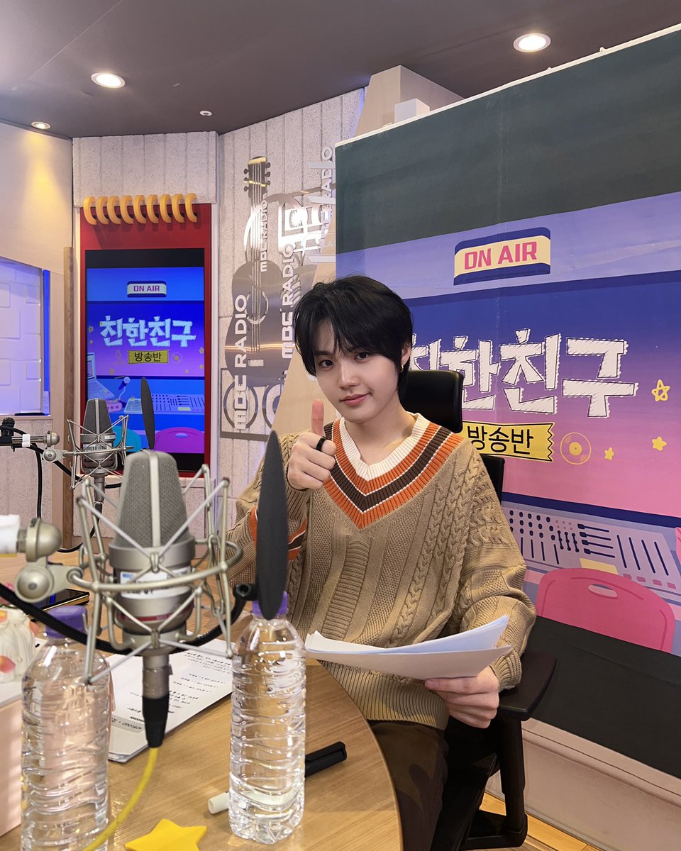 mbcbf_bf's tweet photo. #친한친구방송반
#또디 #도영 #트레저 #TREASURE
@ygtreasuremaker 
치트키 목소리로 무한 응원 무한 사랑 고백해 줘
노래 나가는 시간에도 춤춰줘 
플래시 호응 유도해 줘
꼬물꼬물 배경 칠판 꾸며
1분 1초도 그냥 안 넘기고
또디로 가득 채워주는 기특하고 예쁜 디제이🫳 https://t.co/WbsBVBakQW