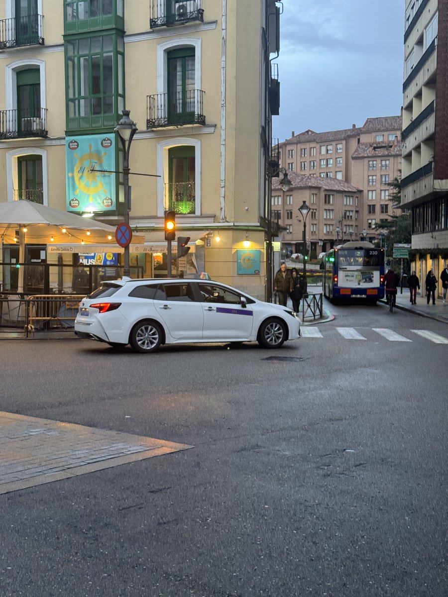 Mucho cuidado con este taxi. Es el 104. Casi me atropella en la calle Chancillería y encima cuando se lo he recriminado en la calle Angustias casi me parte la cara. Cuidado