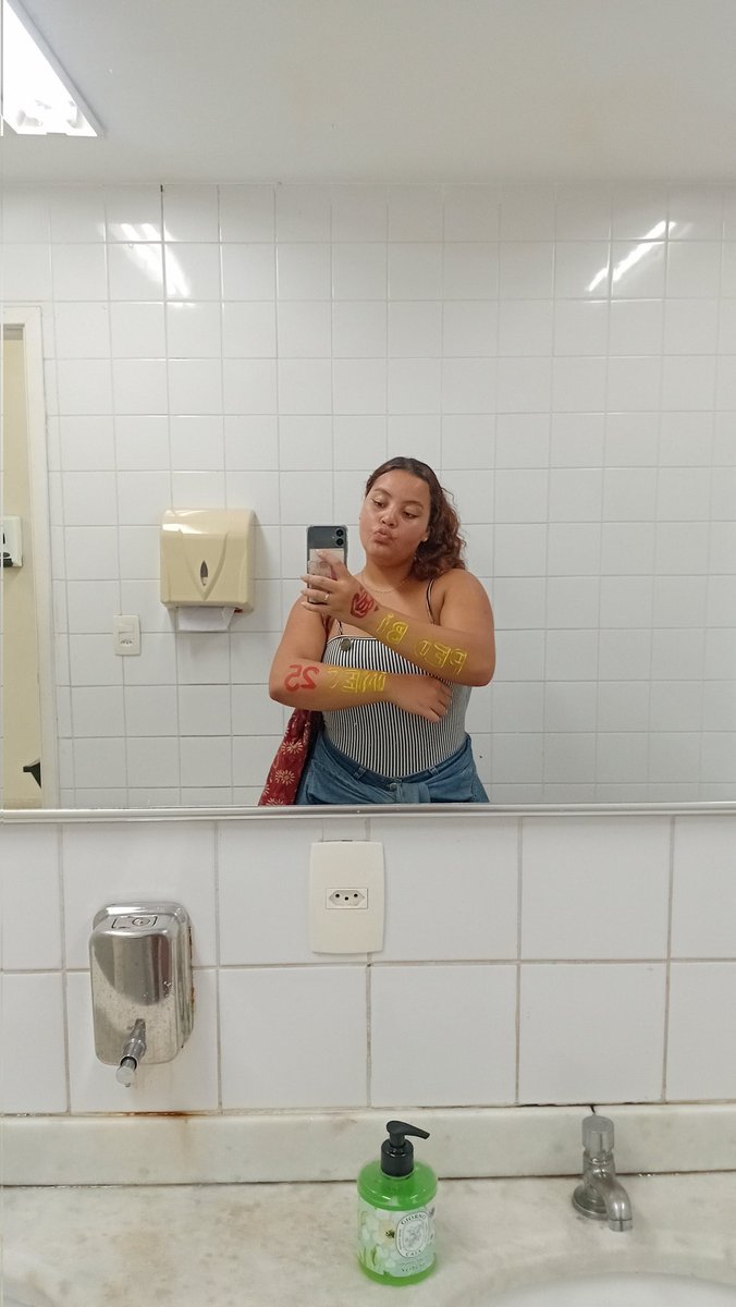 km2je0l's tweet photo. Nem eu sabia o quanto eu queria chegar aqui. Felicidade imensa! Pedagogia Bilíngue no INES❤️🤟 https://t.co/xckWWrVe0D
