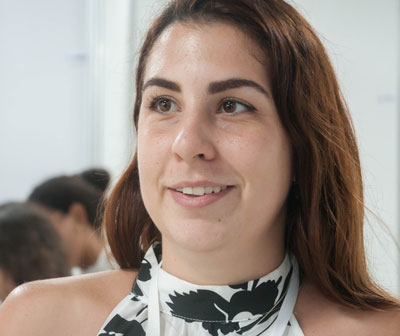 Bilime genç bir bakış açısıyla bakmak:

Talia ve kansere karşı mücadelesi,
“Bilgi yoluyla insan sağlığını iyileştirmenin bir yolu olarak araştırmaya tutkuyla bağlı olan Havana Üniversitesi Biyoloji Okulu mezunu Talía Frómeta Fuentes, kanseri tedavi etmek için yeni yollar arıyor.