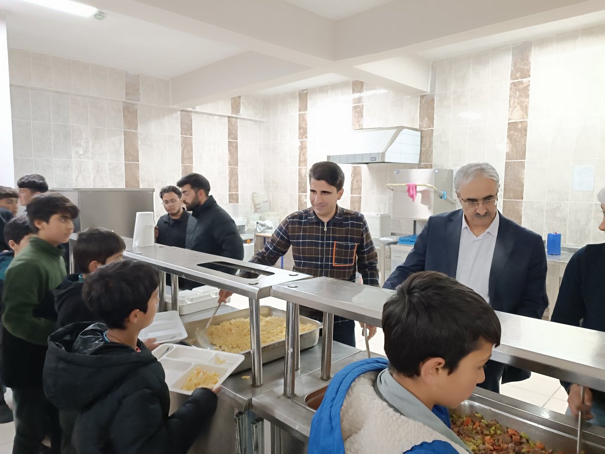 HamurMEM1's tweet photo. 📌"İftarda Konuşalım" projesi kapsamında İlçe Milli Eğitim Müdürümüz Mehmet ÖZMÜŞ ve İlçe Müftümüz Harun ÇELEBİ Şehit Polis Yıldırım Günay AİHL ve Hamur YBO öğrencileriyle iftarda buluştu.
@MNesipMahir @hasan_kokrek @mehmetozmus_ https://t.co/fvhLxauQHo