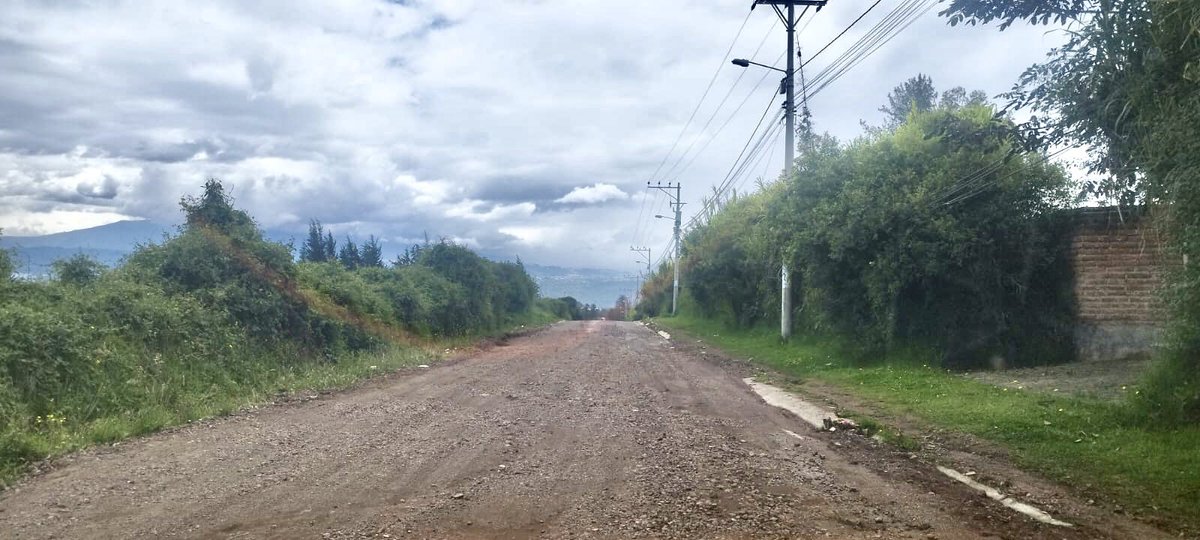 ProducirOrganic's tweet photo. Asfaltaron en 2024 , calle Río Guayas &amp; E35, ese trozo solo; es el acceso al barrio Tola Alta - Checa. 

Hoy, 03.2025 está destrozada!
Sres @ObrasQuito @zonaltumbaco así no se construye sostenibilidad ni movilidad digna @movilidadquito_ 
Fondos públicos lodo! https://t.co/rxbskmj7GW