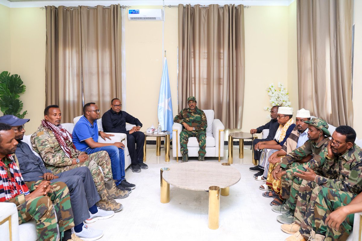 TheVillaSomalia's tweet photo. Madaxweyne Xasan Sheekh Maxamuud oo habeenkii 2-aad ku hoyanaya degmada Cadalle ee Shabeellaha Dhexe ayaa halkaas kulammo gaar-gaar ah kula qaatay masuuliyiinta odeyaasha iyo waxgaradka ka soo jeeda deegaanno kamid gobolka Shabeellaha Dhexe. 

Madaxweynaha iyo odeyaasha uu la kulmay ayaa adkeeyey muhiimadda ay leedahay garab istaagga Ciidamada Qaranka Soomaaliyeed ee u taagan xoreynta deegaannada ay ku harsan yihiin argagixisadu, iyadoo ay ku bogaadiyeen Madaxweynaha sida ay uga go'an tahay dardar gelinta howlgalka ka dhanka ah argagixisada ee deegaannadan.