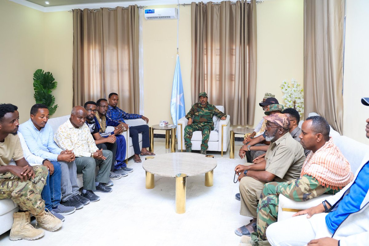 TheVillaSomalia's tweet photo. Madaxweyne Xasan Sheekh Maxamuud oo habeenkii 2-aad ku hoyanaya degmada Cadalle ee Shabeellaha Dhexe ayaa halkaas kulammo gaar-gaar ah kula qaatay masuuliyiinta odeyaasha iyo waxgaradka ka soo jeeda deegaanno kamid gobolka Shabeellaha Dhexe. 

Madaxweynaha iyo odeyaasha uu la kulmay ayaa adkeeyey muhiimadda ay leedahay garab istaagga Ciidamada Qaranka Soomaaliyeed ee u taagan xoreynta deegaannada ay ku harsan yihiin argagixisadu, iyadoo ay ku bogaadiyeen Madaxweynaha sida ay uga go'an tahay dardar gelinta howlgalka ka dhanka ah argagixisada ee deegaannadan.