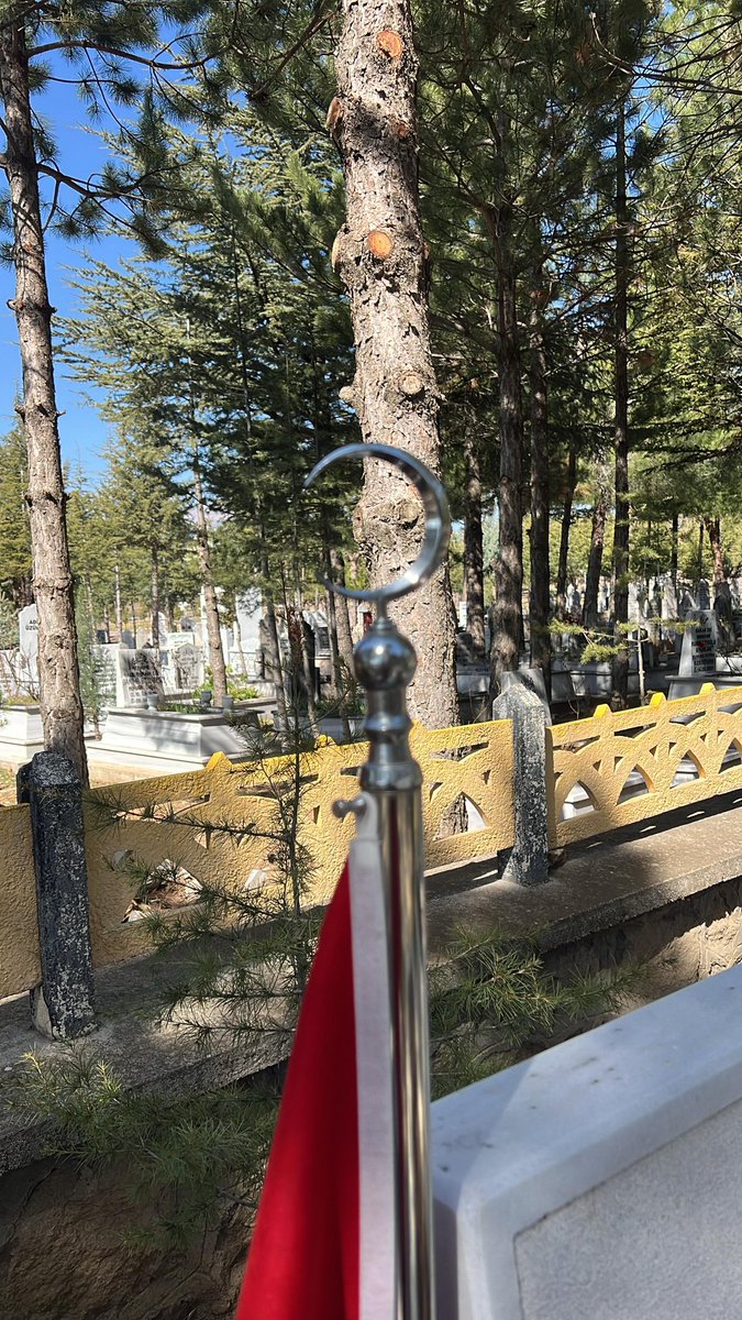 Ulan orospu çocukları ne istiyorsunuz şehidin mezarın dan yüreğiniz varsa gelin benle uğraşın şerefsizler