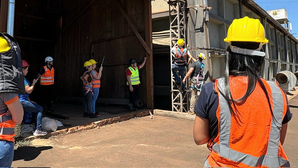 Sinafocal's tweet photo. 🔹 Formación en Salud y Seguridad Ocupacional en #Itapúa.📍

Seguimos fortaleciendo las competencias laborales en la Cooperativa Colonias Unidas, en la ciudad de Obligado, Itapúa. 📚👷‍♂️

📌 Curso: Salud y Seguridad Ocupacional (Categoría C)
⏳ Carga horaria: 200 horas.
📑 Certificación: Carnet Categoría C emitido por el @MTESS_PY.
👥 Participantes: 72 (22 mujeres y 50 varones).

👨🏻‍🏫👷‍♂️Durante la capacitación, se trabajó con equipos de seguridad para trabajos en altura, incluyendo el uso correcto de arnés y trabacaídas, con el objetivo de prevenir accidentes laborales. ⛑️🦺

🏛️ Lugar: Salón de capacitación y zona industrial de la Cooperativa.

🤝 Acompañaron la actividad:
✔️ Lic. Soledad Schütz, encargada de capacitación de la cooperativa.
✔️ Arq. Francisco Cabrera C., Director de Gestión de Proyectos de Salud y Seguridad Ocupacional del SINAFOCAL.
✔️ Abg. Cynthia Marecos, instructora de SINAFOCAL.
✔️ Funcionarios de @indalco_py, quienes brindaron asistencia y equipos certificados.

💪 ¡Un esfuerzo conjunto del #GobiernoDelParaguay 🇵🇾 para mejorar la seguridad y el bienestar de los trabajadores!