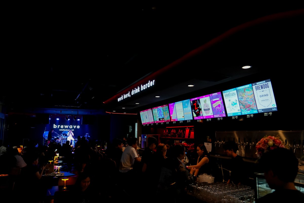 mcinemusic's tweet image. ทำเลย่านรัชดาฮอต Design Village Ratchada (ดีไซน์วิลเลจ รัชดา) ปล่อยหมัดเด็ดกิจกรรม “FRIYAY ! NIGHT” จับมือ BREWAVE ชาร์จความสุขกลุ่มคนทำงานแบบจัดเต็ม  mcinenews.net/?p=2403 ผ่าน @MCINE NEWS #DesignVillage #FriYaYNight #DesignVillageRatchada #ดีไซน์วิลเลจรัชดา #รัชดานิสต้า