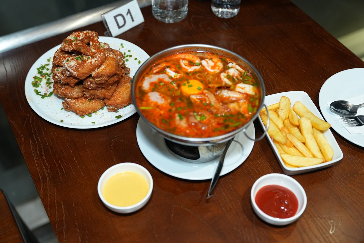 mcinemusic's tweet image. ทำเลย่านรัชดาฮอต Design Village Ratchada (ดีไซน์วิลเลจ รัชดา) ปล่อยหมัดเด็ดกิจกรรม “FRIYAY ! NIGHT” จับมือ BREWAVE ชาร์จความสุขกลุ่มคนทำงานแบบจัดเต็ม  mcinenews.net/?p=2403 ผ่าน @MCINE NEWS #DesignVillage #FriYaYNight #DesignVillageRatchada #ดีไซน์วิลเลจรัชดา #รัชดานิสต้า