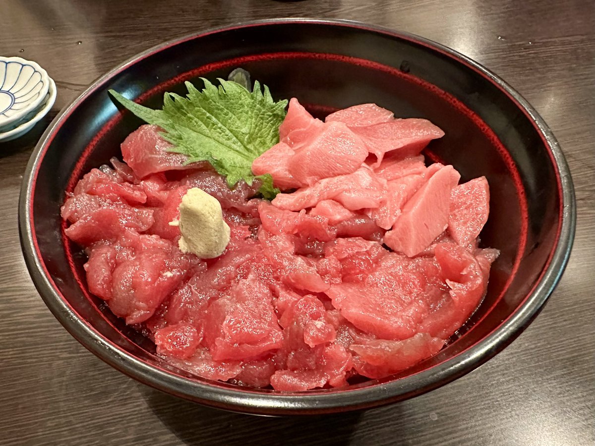 tonodora's tweet photo. 東京遠征したついでに2日続けて築地でランチ
鮪中落ちトロぶつ丼と鮪かま炭火焼き定食
#又こい家 総本店　#Jige 築地店 https://t.co/QKx6jBBPT6