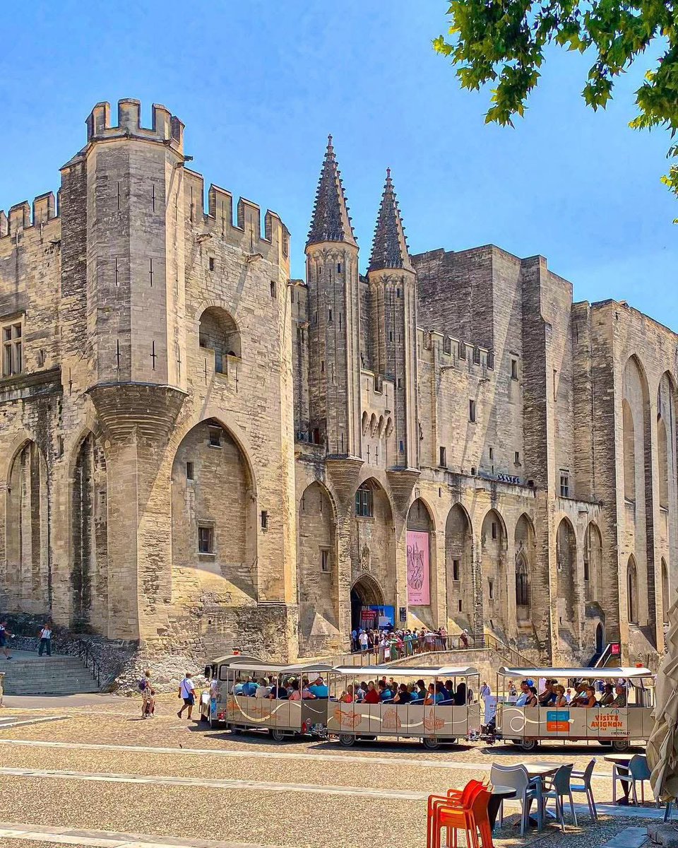 veritebeaute's tweet photo. La façade du Palais des Papes…☀️
Avignon https://t.co/sRujb6uE6D