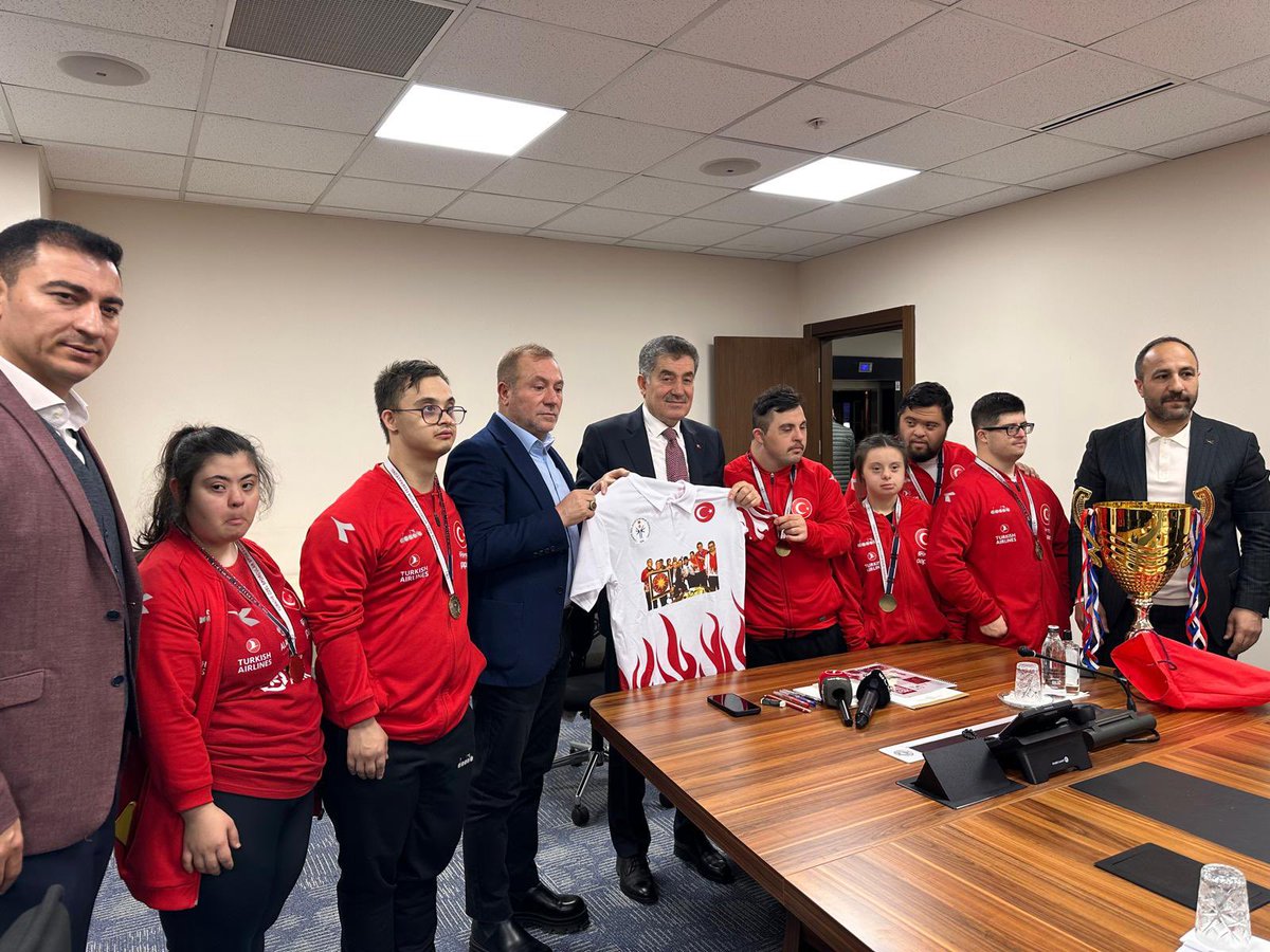 aerdemcantimur's tweet photo. Bugün Down Sendromu farkındalık günü. Judo Milli takımını kabul ettim. Bu çocuklarımıza destek olmalıyız. https://t.co/Ij0ZVV8ju5