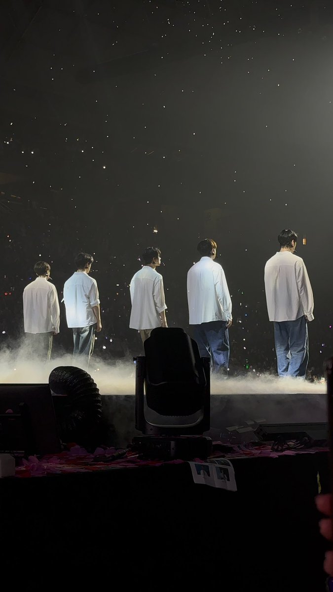 cyjhao's tweet photo. reviviendo la cuenta solo para decir que he cumplido el sueño de mi vida que estoy completamente feliz y que quiero a mis txt para siempre 🩵 https://t.co/GuoZ2wBL1q