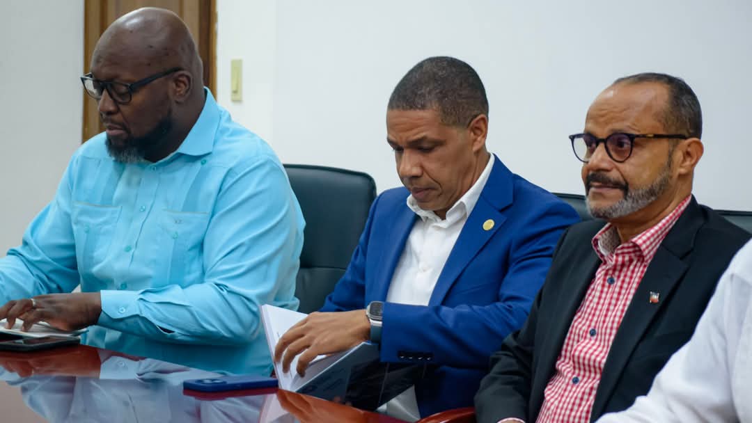 J’ai rencontré aujourd’hui les responsables de l’OFNAC et de l’AAN pour faire le point sur la réouverture de l’aéroport Toussaint Louverture. Nous avançons malgré les défis liés à la sécurité et aux coûts d’assurance. De bonnes nouvelles : Spirit et JetBlue envisagent de