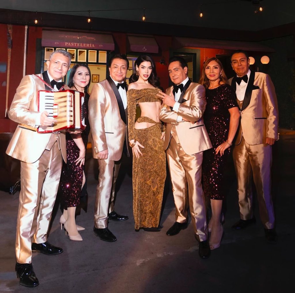 “Una Nada Más” de Los @AngelesAzulesMX y @KeniaOS sin cerrar el conteo aún, es ahora el 2do mayor debut por una artista mexicana en Spotify este año.