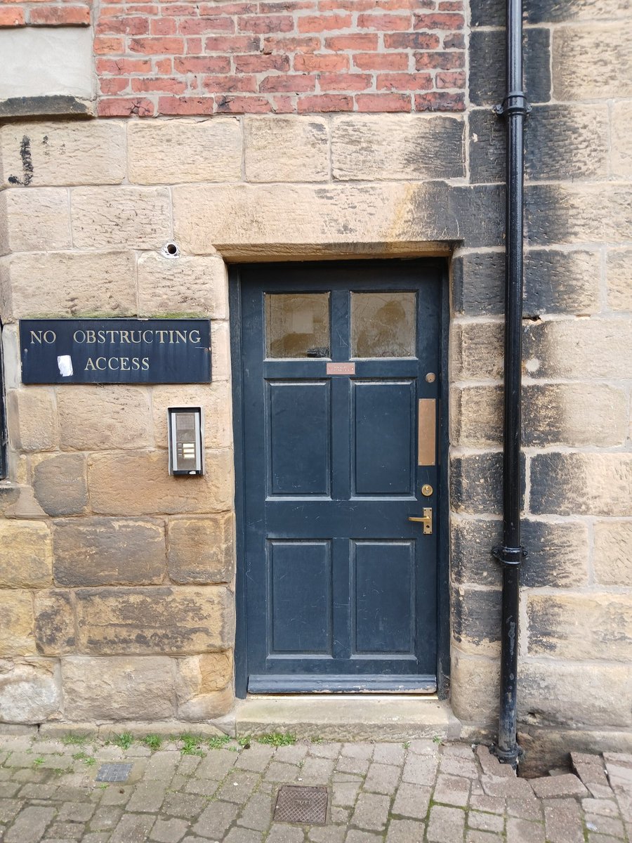 DoorsNo3828's tweet image. A rather nice back street in #Alnwick 
Lovely stone 👌 
#nocontextdoors #dailydoor #doors